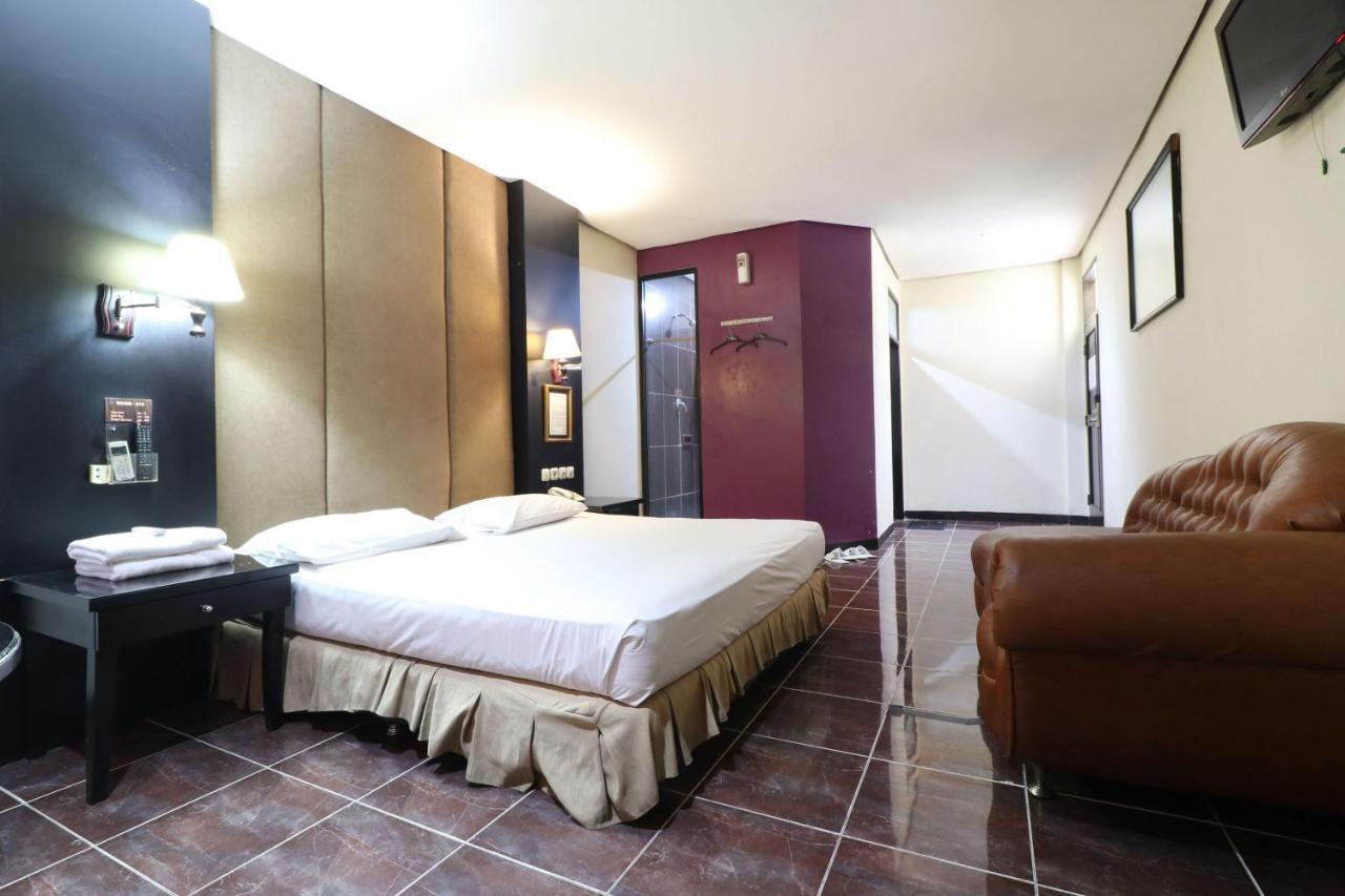 C'One Hotel Pulomas Джакарта Екстериор снимка