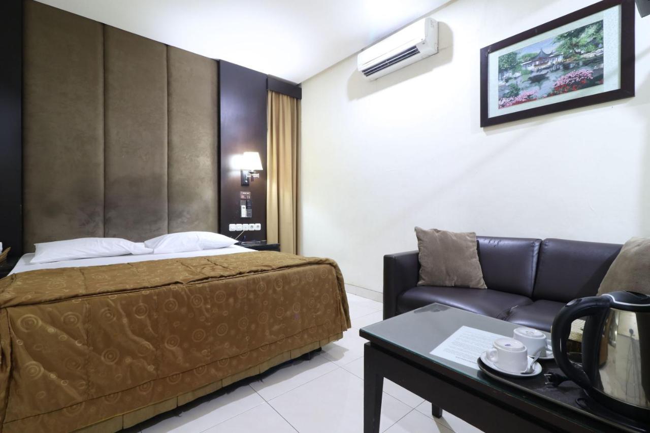 C'One Hotel Pulomas Джакарта Екстериор снимка