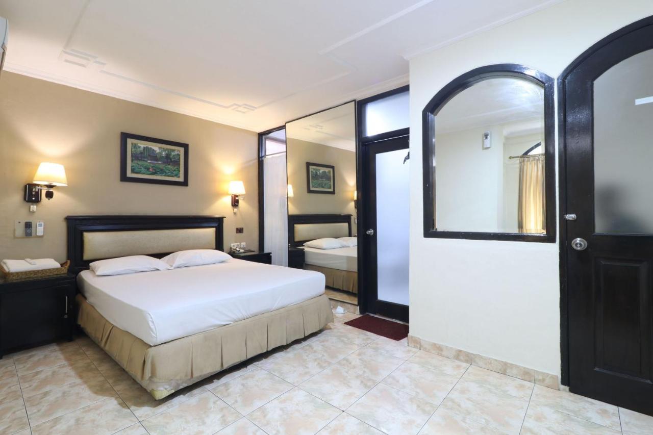 C'One Hotel Pulomas Джакарта Екстериор снимка